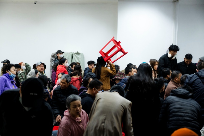 Hà Nội: Giá vàng giảm sốc chỉ sau một đêm, cảnh tượng tại phố Cầu Giấy khiến nhiều người không khỏi bất ngờ- Ảnh 10.