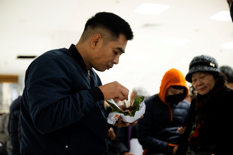 Hà Nội: Giá vàng giảm sốc chỉ sau một đêm, cảnh tượng tại phố Cầu Giấy khiến nhiều người không khỏi bất ngờ- Ảnh 11.