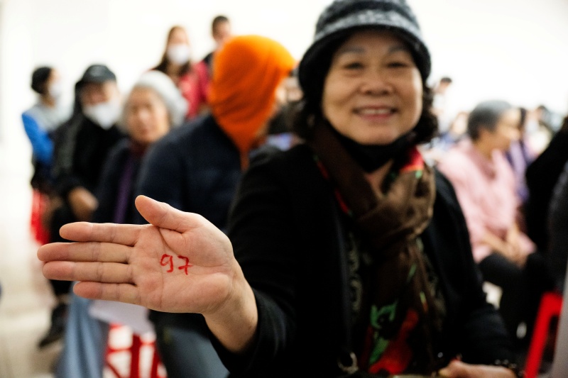 Hà Nội: Giá vàng giảm sốc chỉ sau một đêm, cảnh tượng tại phố Cầu Giấy khiến nhiều người không khỏi bất ngờ- Ảnh 6.