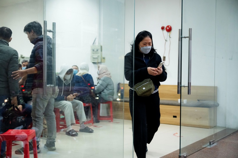 Hà Nội: Giá vàng giảm sốc chỉ sau một đêm, cảnh tượng tại phố Cầu Giấy khiến nhiều người không khỏi bất ngờ- Ảnh 12.