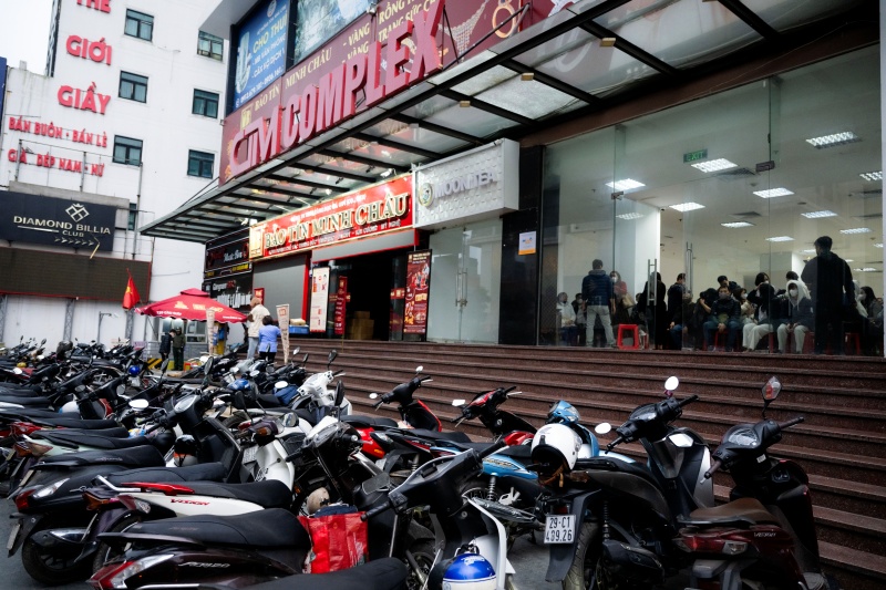 Hà Nội: Giá vàng giảm sốc chỉ sau một đêm, cảnh tượng tại phố Cầu Giấy khiến nhiều người không khỏi bất ngờ- Ảnh 3.