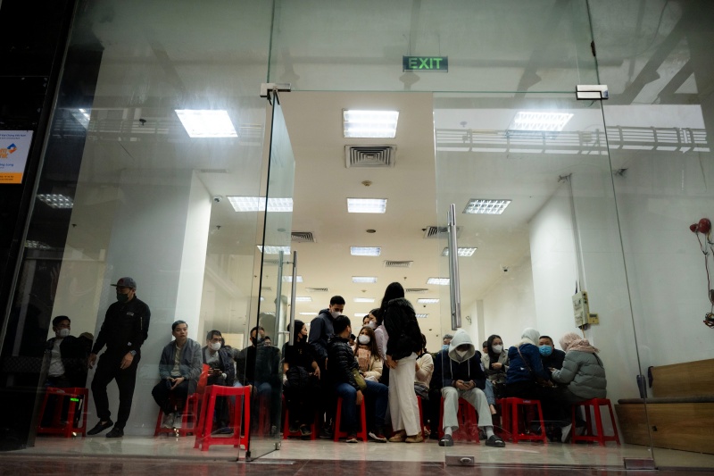 Hà Nội: Giá vàng giảm sốc chỉ sau một đêm, cảnh tượng tại phố Cầu Giấy khiến nhiều người không khỏi bất ngờ- Ảnh 5.