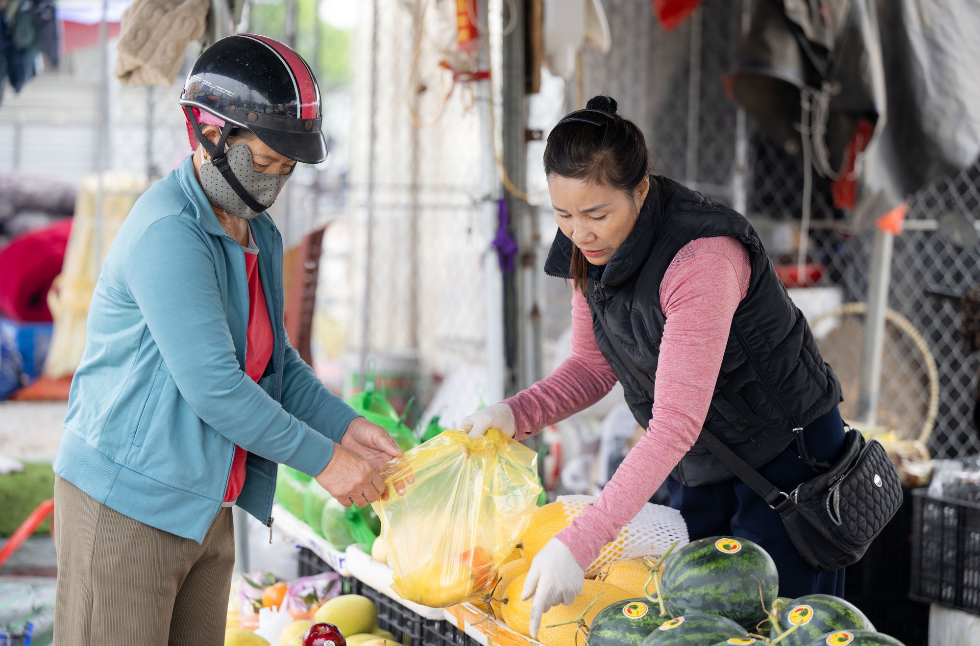 Về Nghệ An ghé sạp quả của mẹ Cao Văn Bình: Hotboy vạn người mê vẫn ra chợ bê hàng, rửa bát cho mẹ- Ảnh 4.