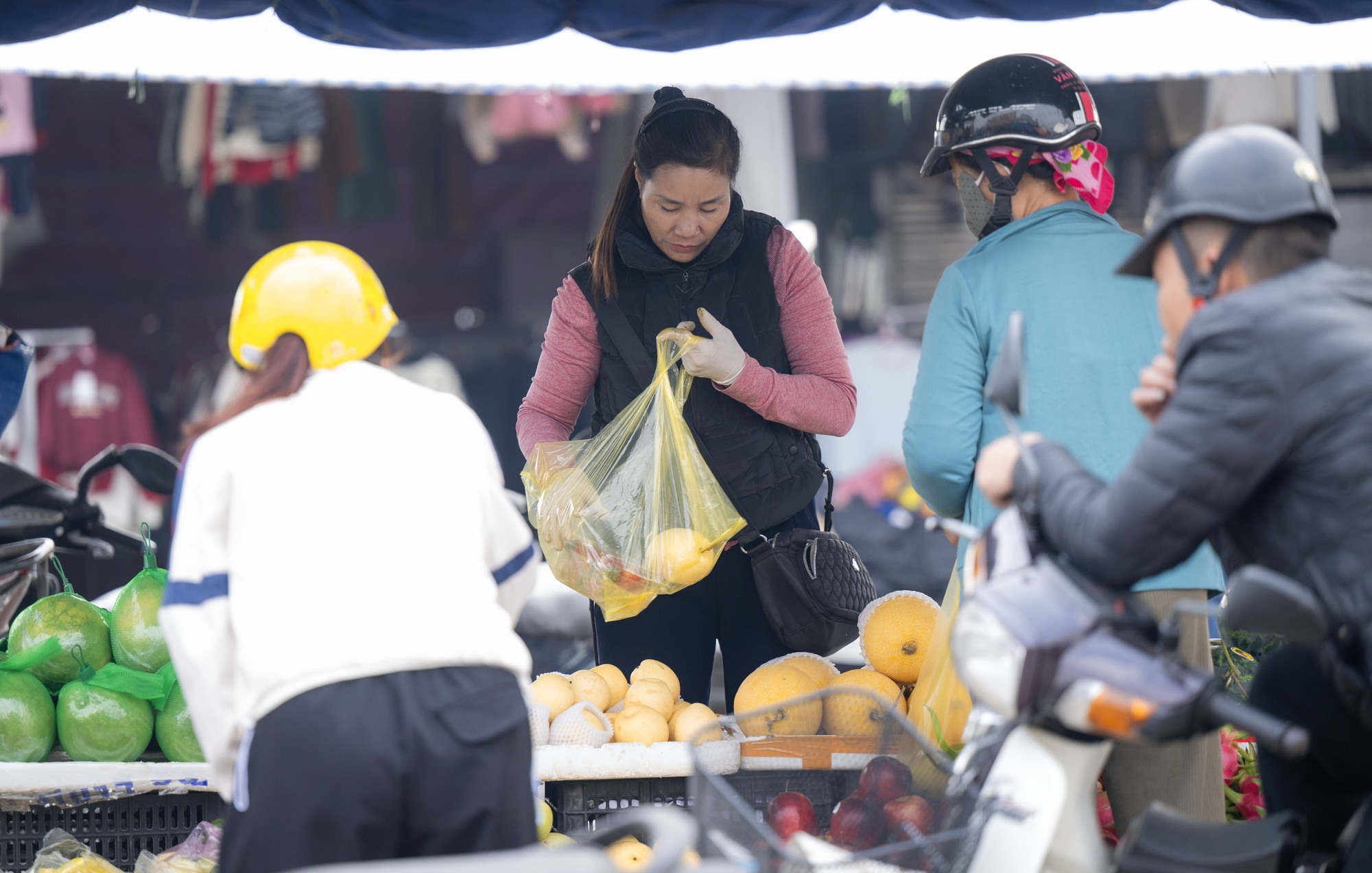 Về Nghệ An ghé sạp quả của mẹ Cao Văn Bình: Hotboy vạn người mê vẫn ra chợ bê hàng, rửa bát cho mẹ- Ảnh 5.