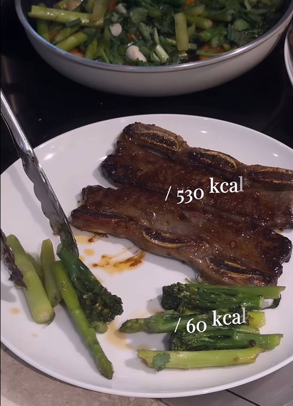 Hồ Ngọc Hà tiết lộ thực đơn xuống 2kg trong 3 tuần, "độ" dáng đón Tết: Da căng mọng, dáng vẫn xinh nhờ 1 loại thịt và 1 nước- Ảnh 3.