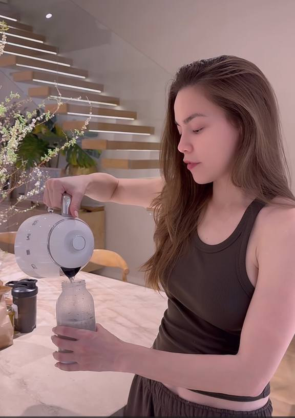 Hồ Ngọc Hà tiết lộ thực đơn xuống 2kg trong 3 tuần, "độ" dáng đón Tết: Da căng mọng, dáng vẫn xinh nhờ 1 loại thịt và 1 nước- Ảnh 7.