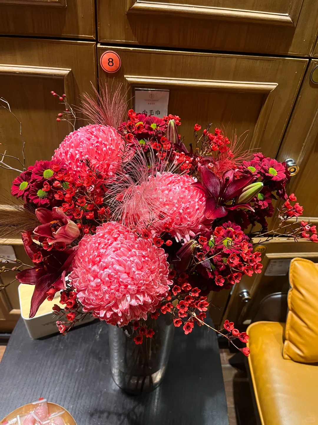 Chi hơn 300k rước bình hoa "khổng lồ" về nhà: Loài hoa định nghĩa lại hai chữ "phú quý" cho phòng khách ngày xuân - Ảnh 4. Chi hơn 300k rước bình hoa "khổng lồ" về nhà: Loài hoa định nghĩa lại hai chữ "phú quý" cho phòng khách ngày xuân - Ảnh 4.