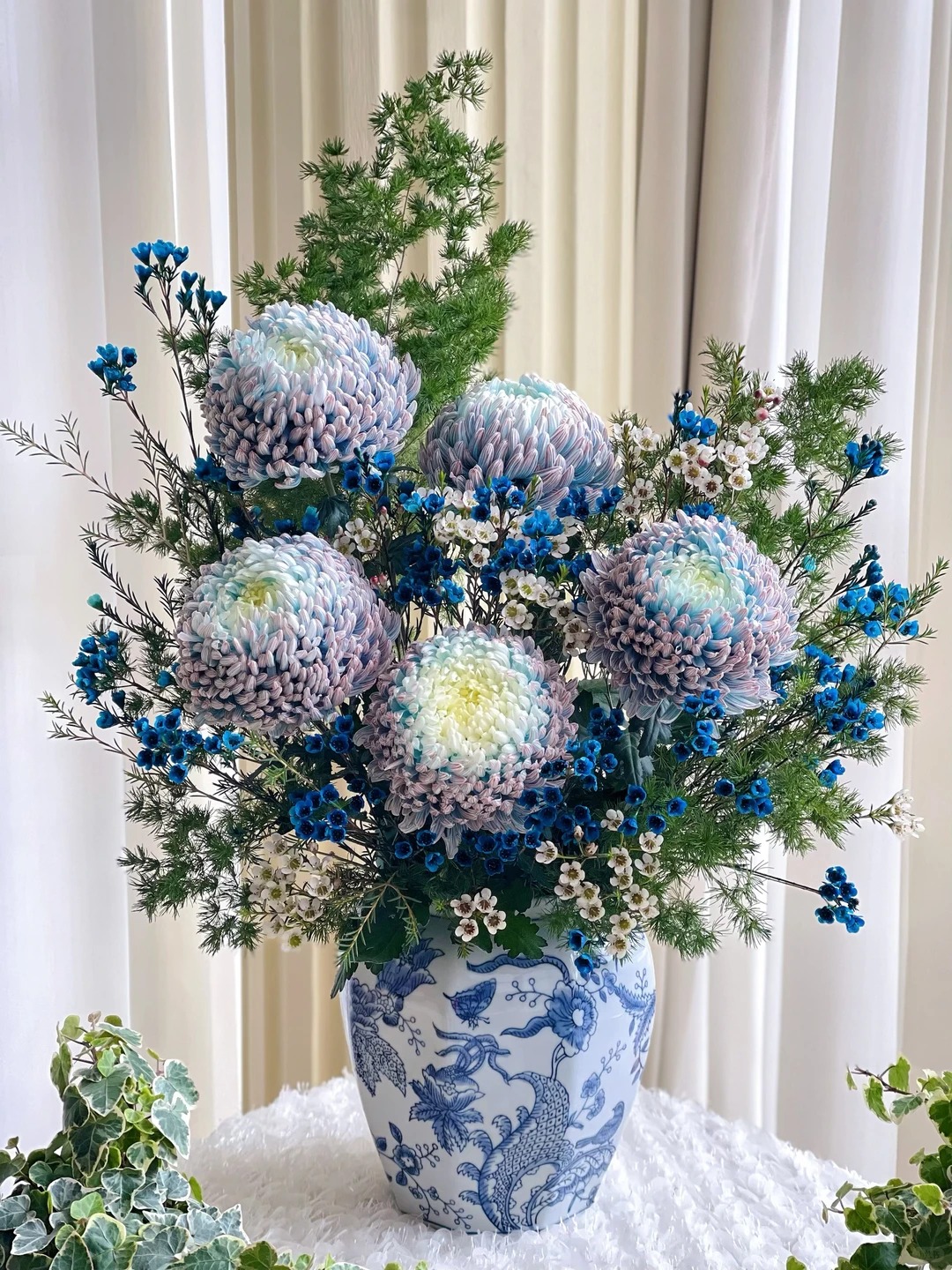 Chi hơn 300k rước bình hoa "khổng lồ" về nhà: Loài hoa định nghĩa lại hai chữ "phú quý" cho phòng khách ngày xuân - Ảnh 33. Chi hơn 300k rước bình hoa "khổng lồ" về nhà: Loài hoa định nghĩa lại hai chữ "phú quý" cho phòng khách ngày xuân - Ảnh 33.