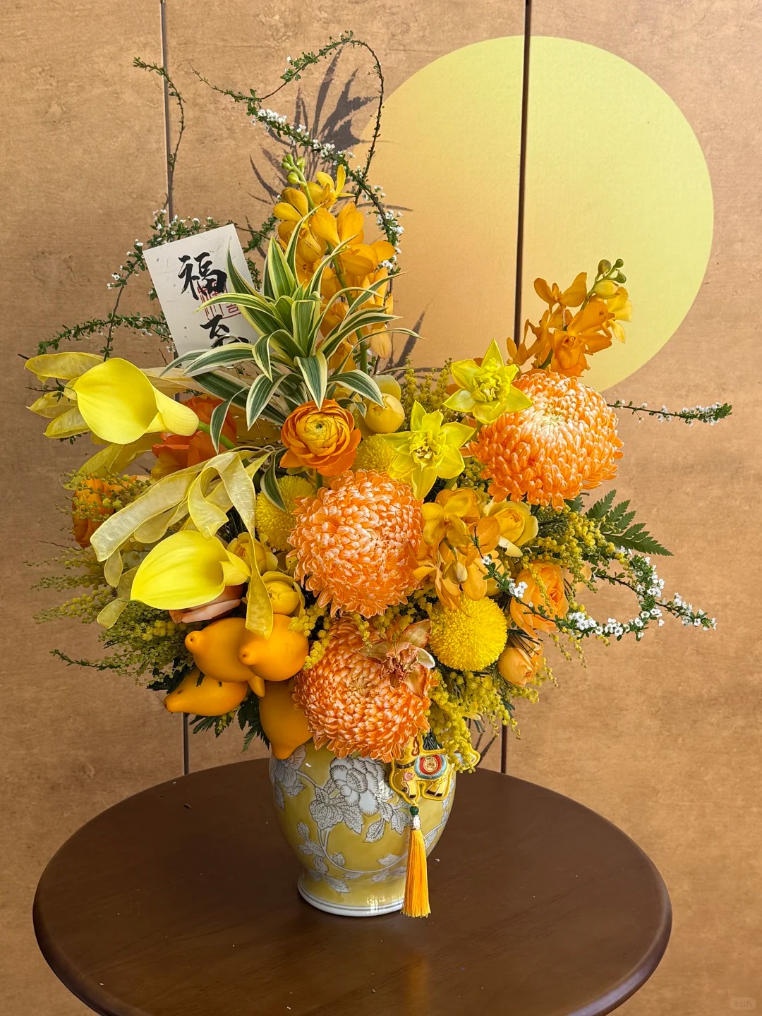 Chi hơn 300k rước bình hoa "khổng lồ" về nhà: Loài hoa định nghĩa lại hai chữ "phú quý" cho phòng khách ngày xuân - Ảnh 12. Chi hơn 300k rước bình hoa "khổng lồ" về nhà: Loài hoa định nghĩa lại hai chữ "phú quý" cho phòng khách ngày xuân - Ảnh 12.