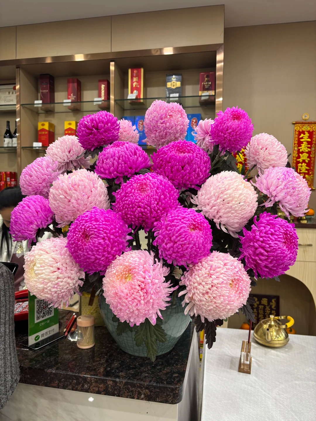 Chi hơn 300k rước bình hoa "khổng lồ" về nhà: Loài hoa định nghĩa lại hai chữ "phú quý" cho phòng khách ngày xuân - Ảnh 5. Chi hơn 300k rước bình hoa "khổng lồ" về nhà: Loài hoa định nghĩa lại hai chữ "phú quý" cho phòng khách ngày xuân - Ảnh 5.