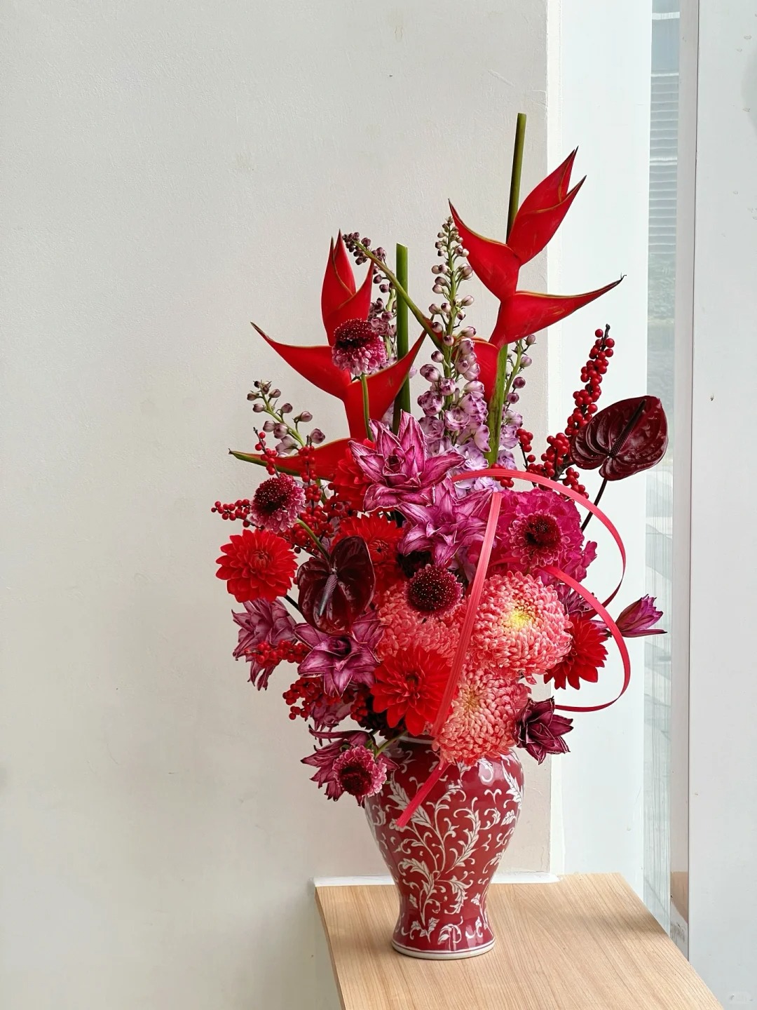 Chi hơn 300k rước bình hoa "khổng lồ" về nhà: Loài hoa định nghĩa lại hai chữ "phú quý" cho phòng khách ngày xuân - Ảnh 6. Chi hơn 300k rước bình hoa "khổng lồ" về nhà: Loài hoa định nghĩa lại hai chữ "phú quý" cho phòng khách ngày xuân - Ảnh 6.