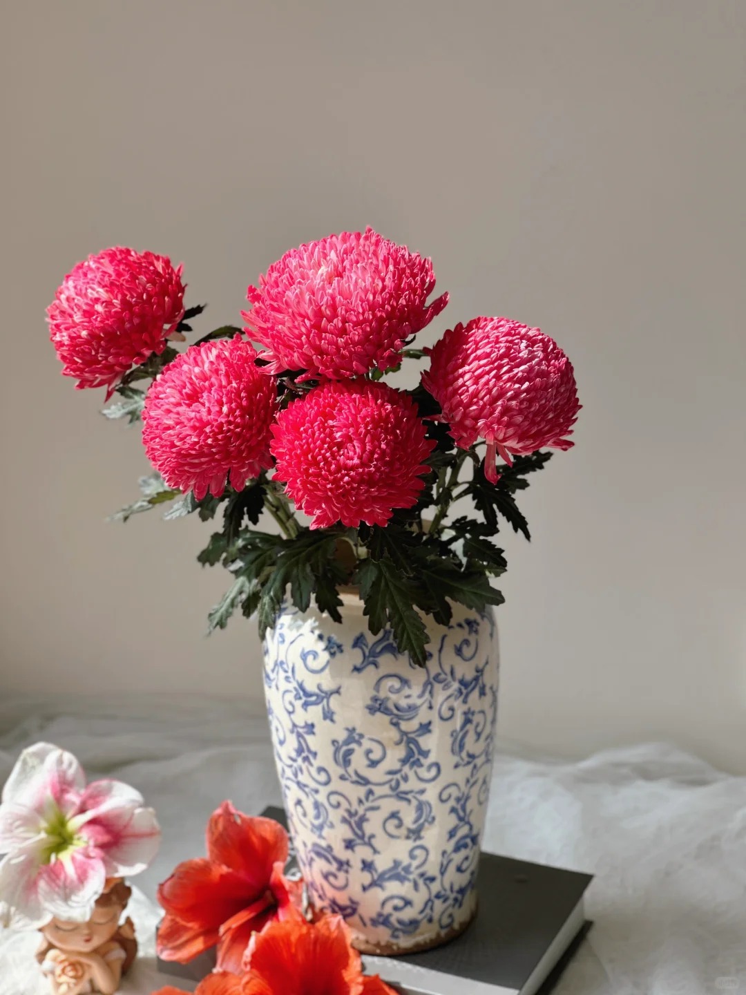 Chi hơn 300k rước bình hoa "khổng lồ" về nhà: Loài hoa định nghĩa lại hai chữ "phú quý" cho phòng khách ngày xuân - Ảnh 22. Chi hơn 300k rước bình hoa "khổng lồ" về nhà: Loài hoa định nghĩa lại hai chữ "phú quý" cho phòng khách ngày xuân - Ảnh 22.