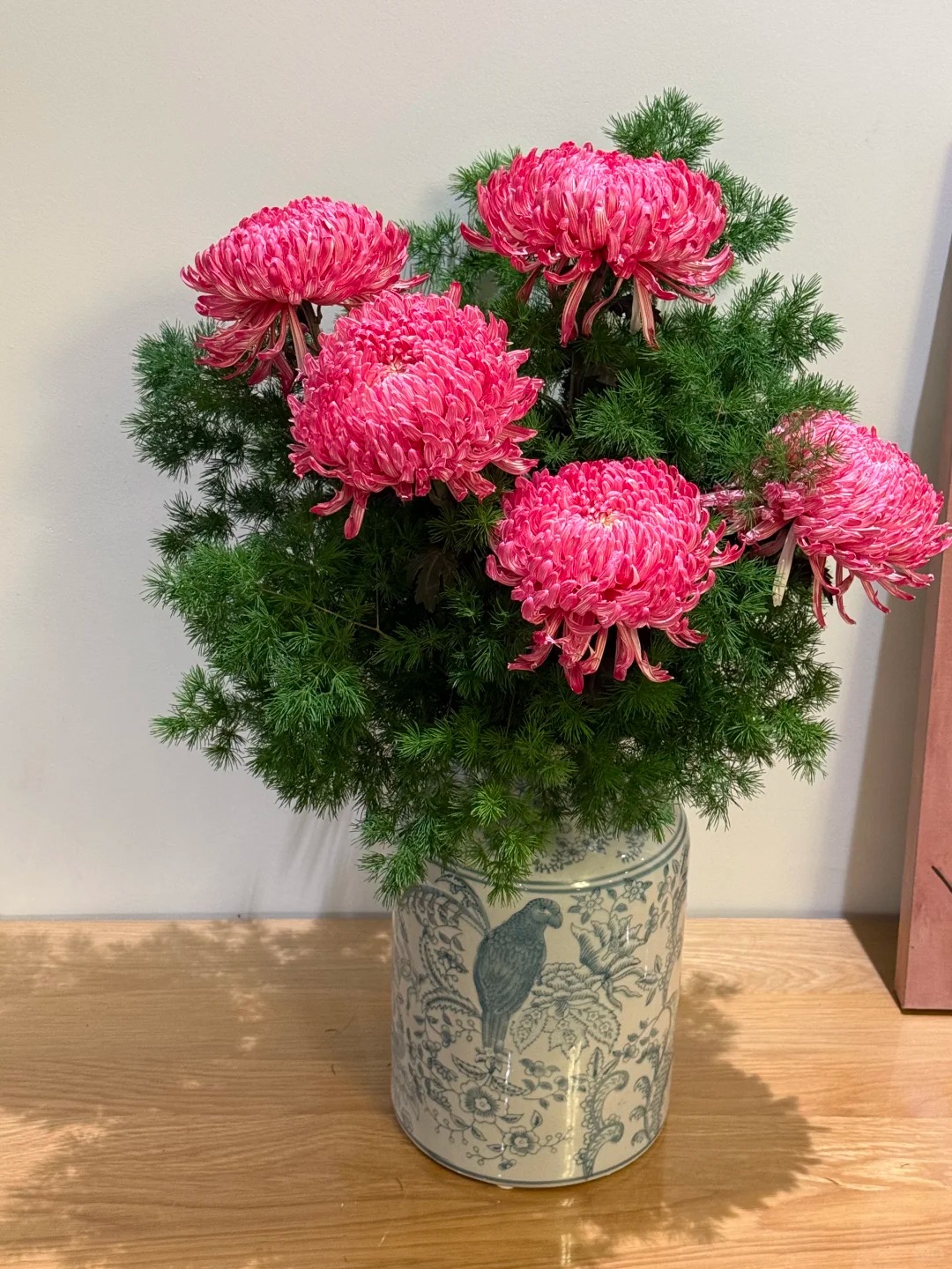 Chi hơn 300k rước bình hoa "khổng lồ" về nhà: Loài hoa định nghĩa lại hai chữ "phú quý" cho phòng khách ngày xuân - Ảnh 11. Chi hơn 300k rước bình hoa "khổng lồ" về nhà: Loài hoa định nghĩa lại hai chữ "phú quý" cho phòng khách ngày xuân - Ảnh 11.