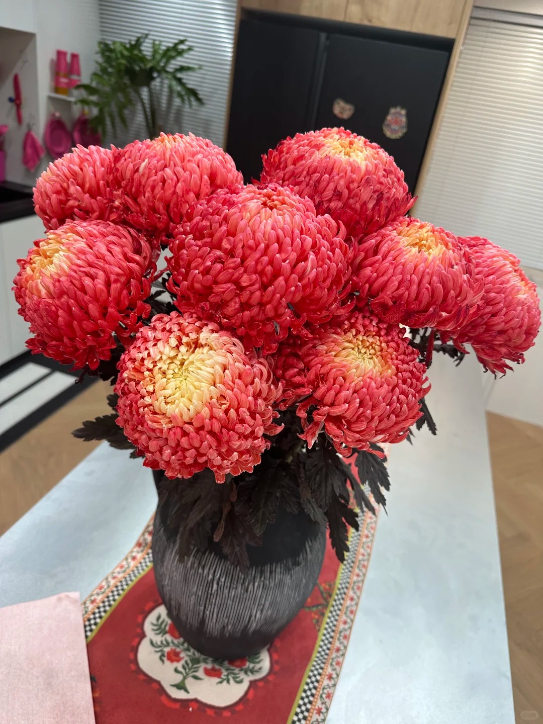 Chi hơn 300k rước bình hoa "khổng lồ" về nhà: Loài hoa định nghĩa lại hai chữ "phú quý" cho phòng khách ngày xuân - Ảnh 10. Chi hơn 300k rước bình hoa "khổng lồ" về nhà: Loài hoa định nghĩa lại hai chữ "phú quý" cho phòng khách ngày xuân - Ảnh 10.