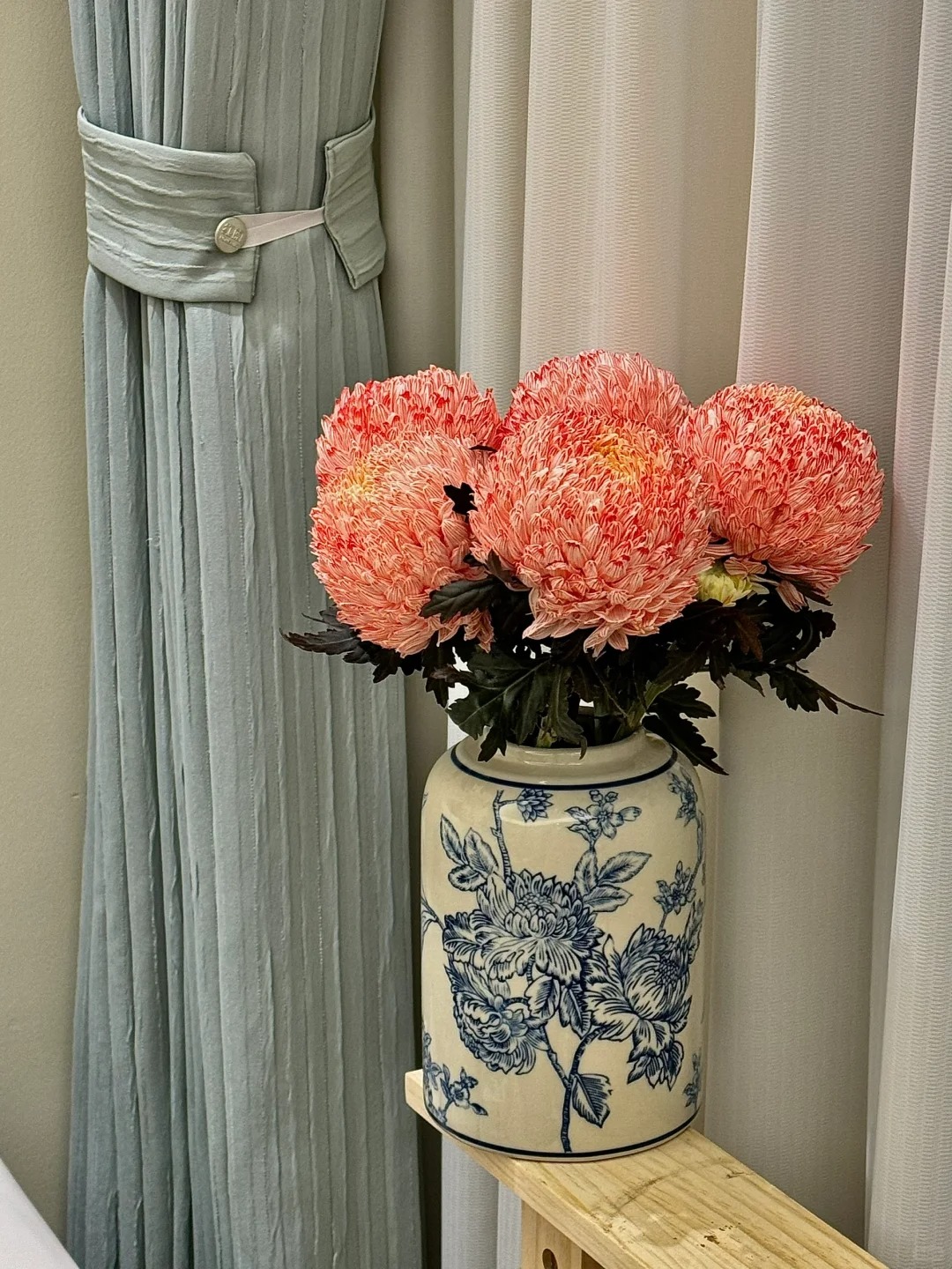 Chi hơn 300k rước bình hoa "khổng lồ" về nhà: Loài hoa định nghĩa lại hai chữ "phú quý" cho phòng khách ngày xuân - Ảnh 9. Chi hơn 300k rước bình hoa "khổng lồ" về nhà: Loài hoa định nghĩa lại hai chữ "phú quý" cho phòng khách ngày xuân - Ảnh 9.