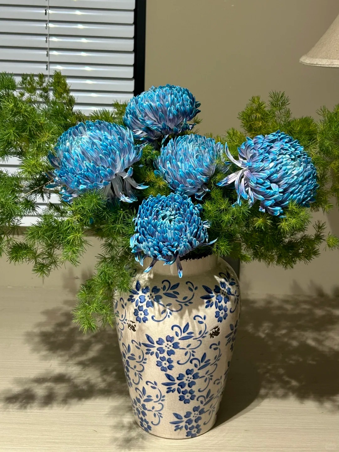 Chi hơn 300k rước bình hoa "khổng lồ" về nhà: Loài hoa định nghĩa lại hai chữ "phú quý" cho phòng khách ngày xuân - Ảnh 16. Chi hơn 300k rước bình hoa "khổng lồ" về nhà: Loài hoa định nghĩa lại hai chữ "phú quý" cho phòng khách ngày xuân - Ảnh 16.