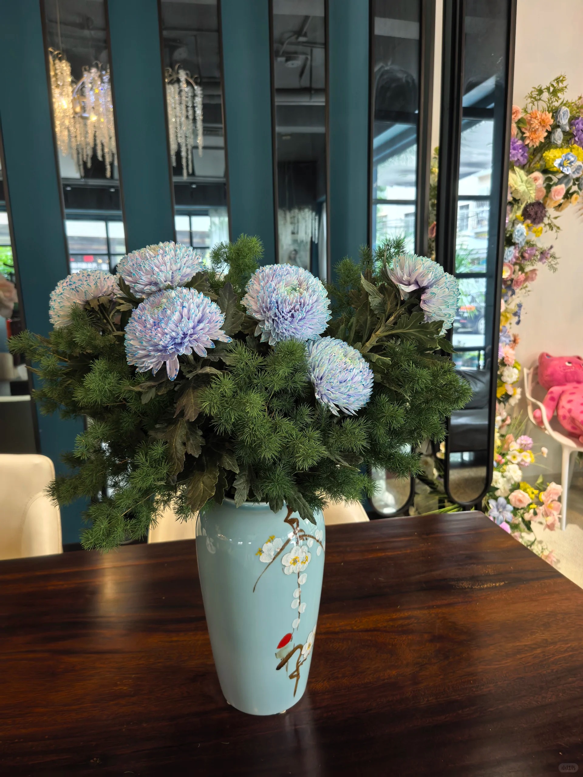 Chi hơn 300k rước bình hoa "khổng lồ" về nhà: Loài hoa định nghĩa lại hai chữ "phú quý" cho phòng khách ngày xuân - Ảnh 19. Chi hơn 300k rước bình hoa "khổng lồ" về nhà: Loài hoa định nghĩa lại hai chữ "phú quý" cho phòng khách ngày xuân - Ảnh 19.