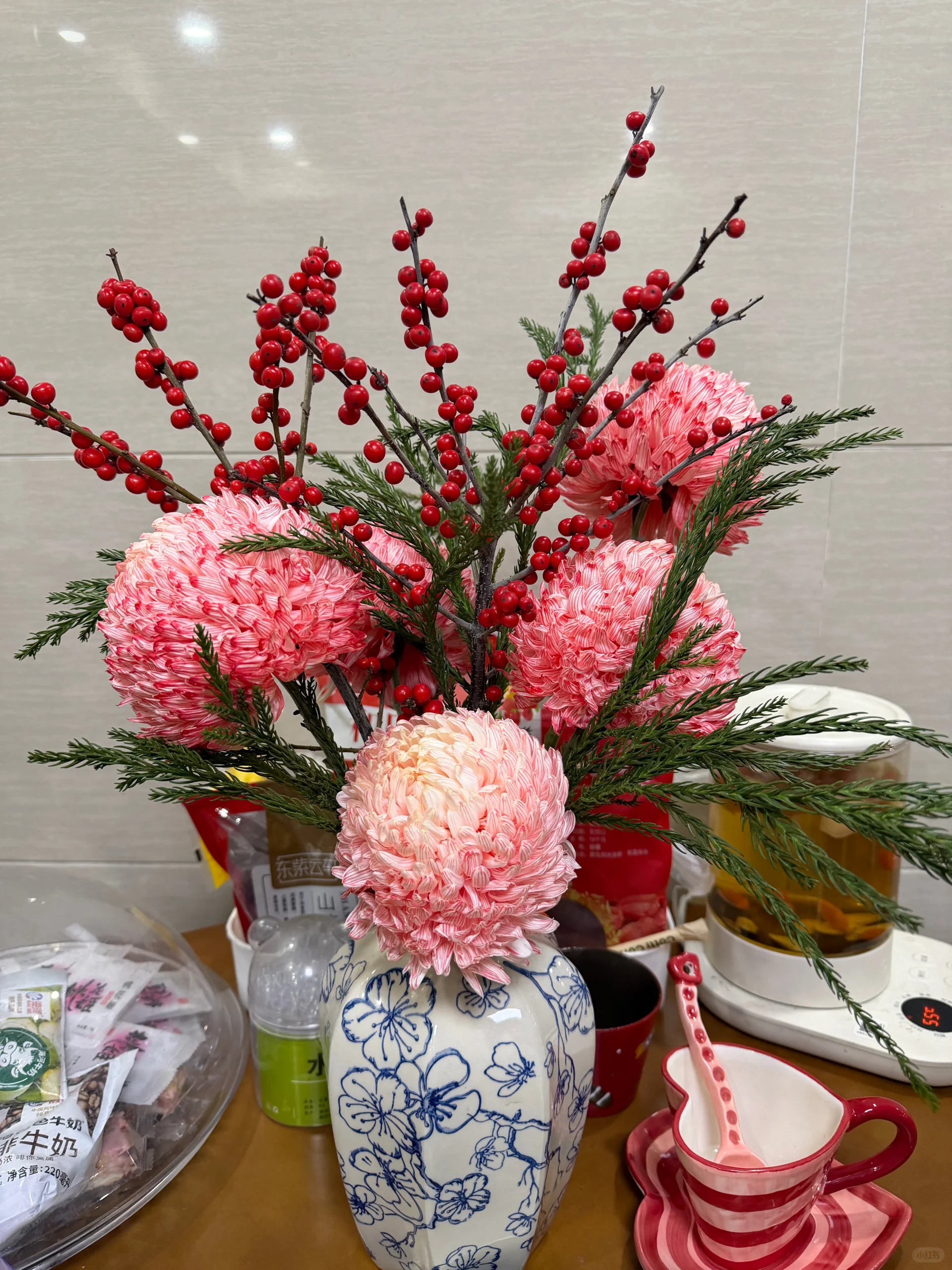 Chi hơn 300k rước bình hoa "khổng lồ" về nhà: Loài hoa định nghĩa lại hai chữ "phú quý" cho phòng khách ngày xuân - Ảnh 17. Chi hơn 300k rước bình hoa "khổng lồ" về nhà: Loài hoa định nghĩa lại hai chữ "phú quý" cho phòng khách ngày xuân - Ảnh 17.