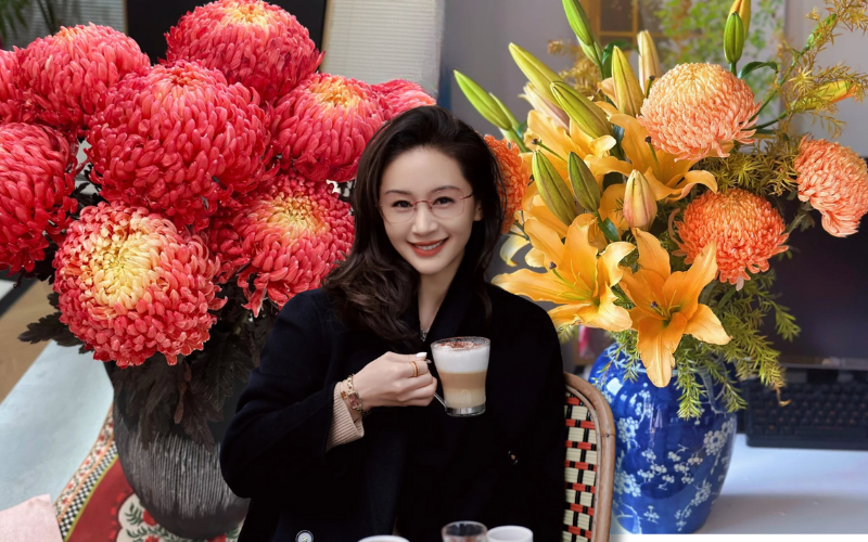 Chi hơn 300k rước bình hoa "khổng lồ" về nhà: Loài hoa định nghĩa lại hai chữ "phú quý" cho phòng khách ngày xuân - Ảnh 1. Chi hơn 300k rước bình hoa "khổng lồ" về nhà: Loài hoa định nghĩa lại hai chữ "phú quý" cho phòng khách ngày xuân - Ảnh 1.