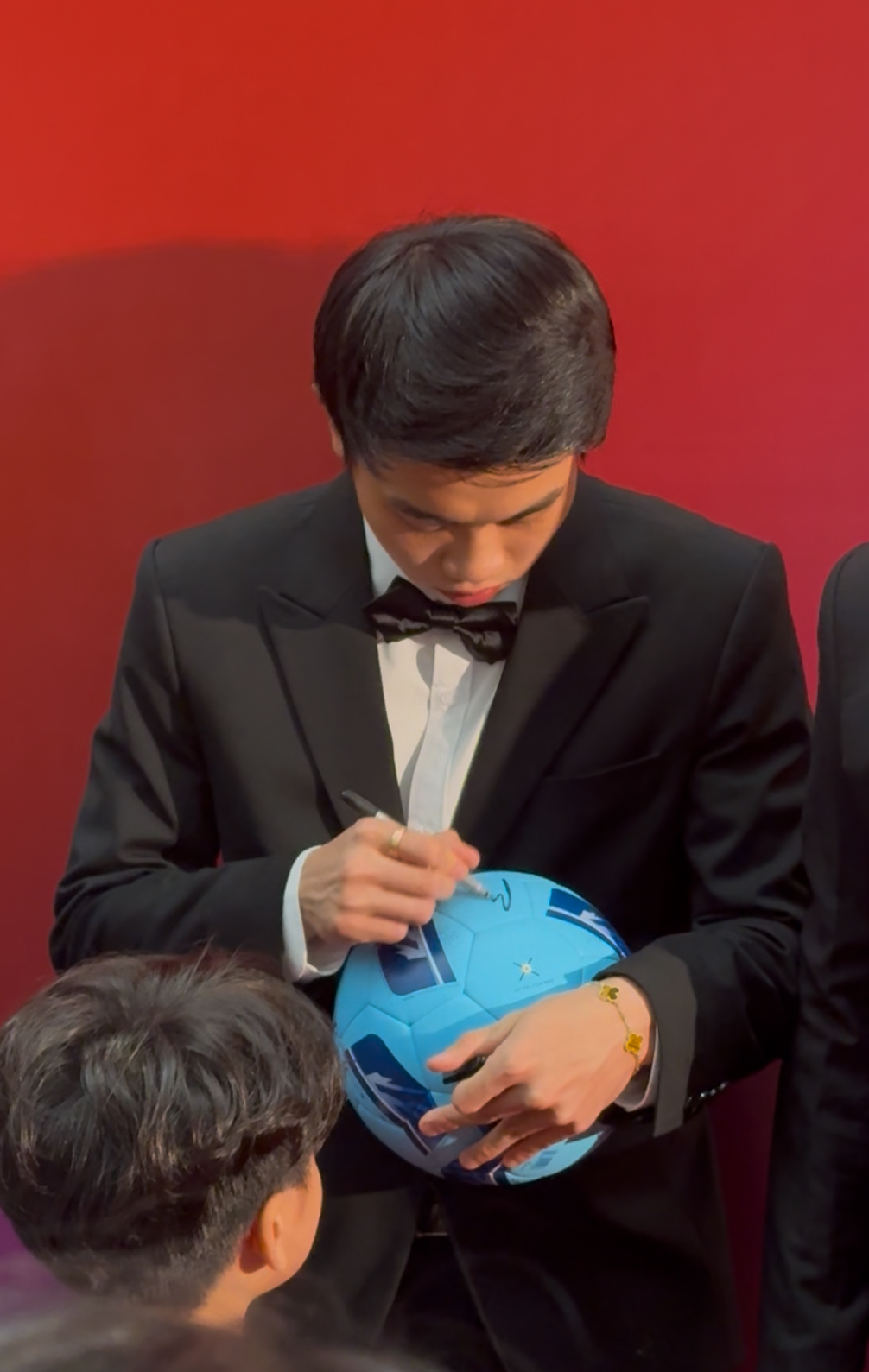 Á hậu cũng mê Đình Bắc như thường, hoá fan girl khi hotboy U23 Việt Nam diện vest bảnh bao khoe visual phát sáng- Ảnh 7.