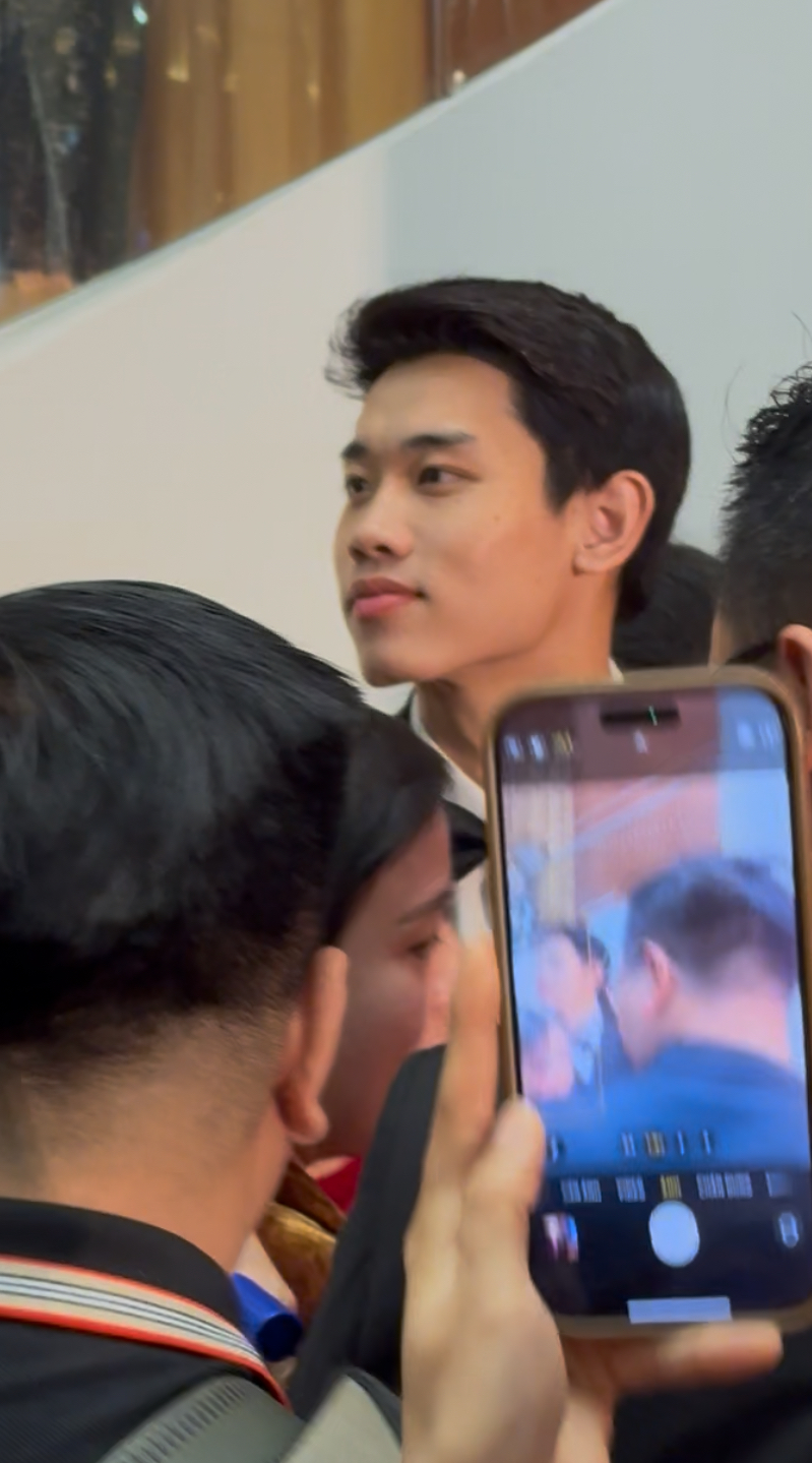 Á hậu cũng mê Đình Bắc như thường, hoá fan girl khi hotboy U23 Việt Nam diện vest bảnh bao khoe visual phát sáng- Ảnh 1.