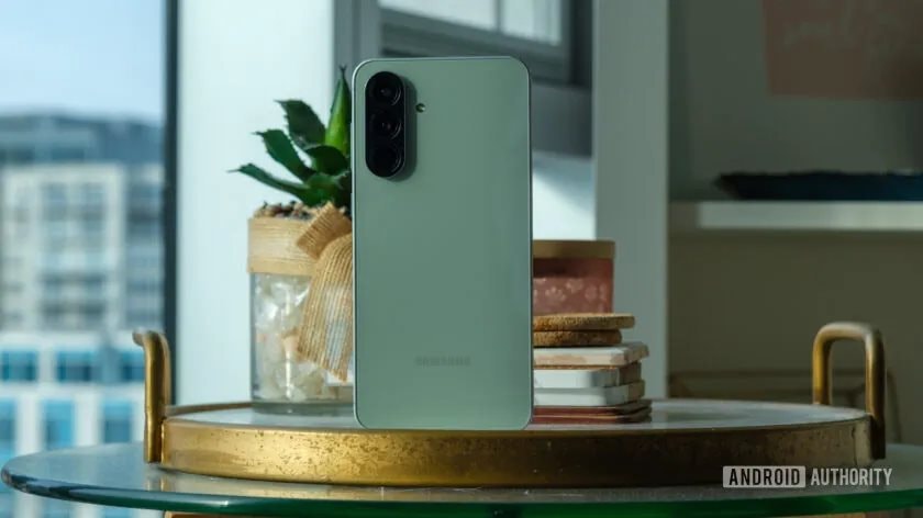 Nhìn chiếc điện thoại này là đủ thấy Samsung đã "đem con bỏ chợ"?- Ảnh 1.