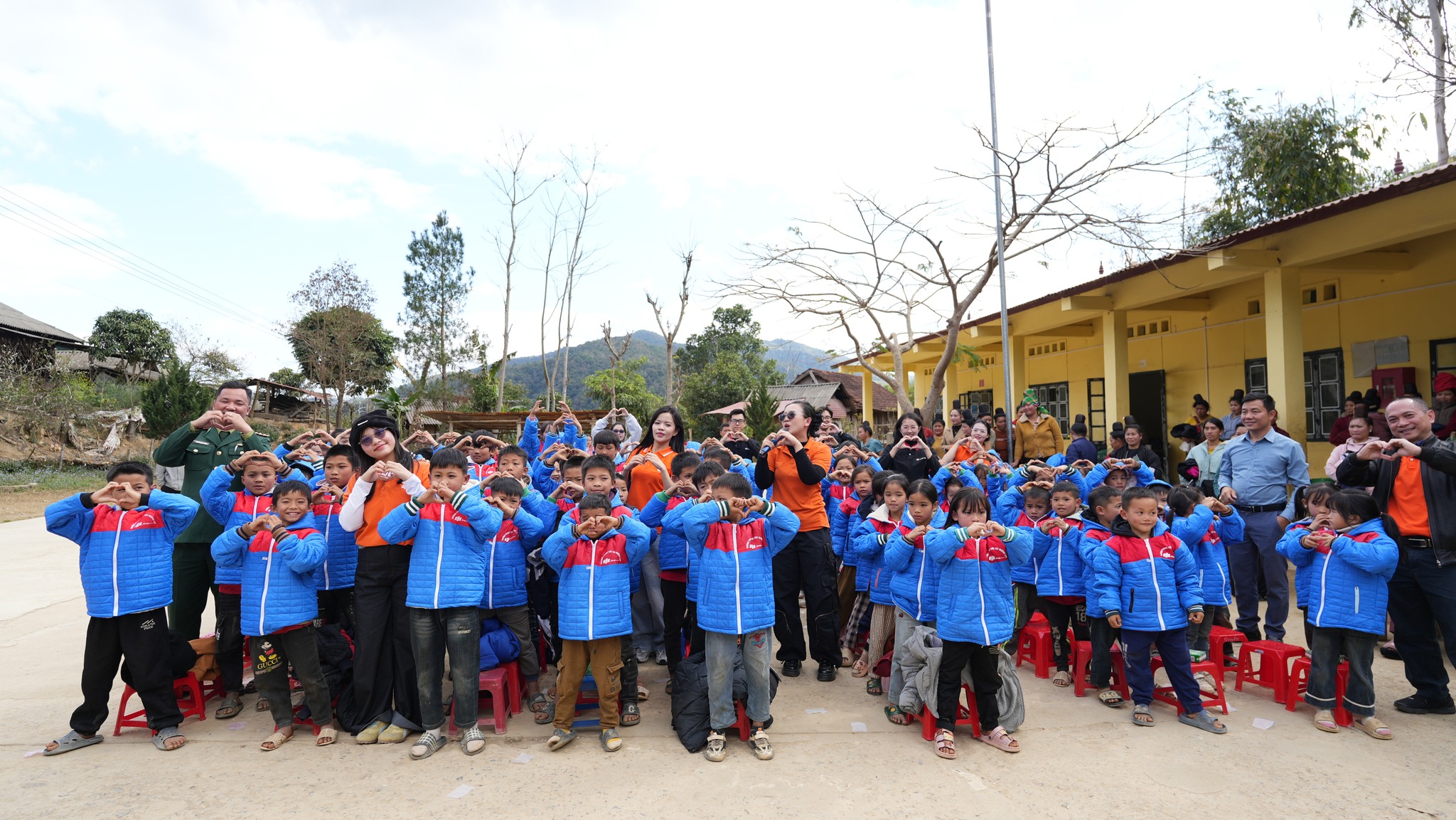 Bật Tết vùng biên: FPT Shop mang công nghệ đến gần hơn với học sinh Mường Lạn - Ảnh 2.