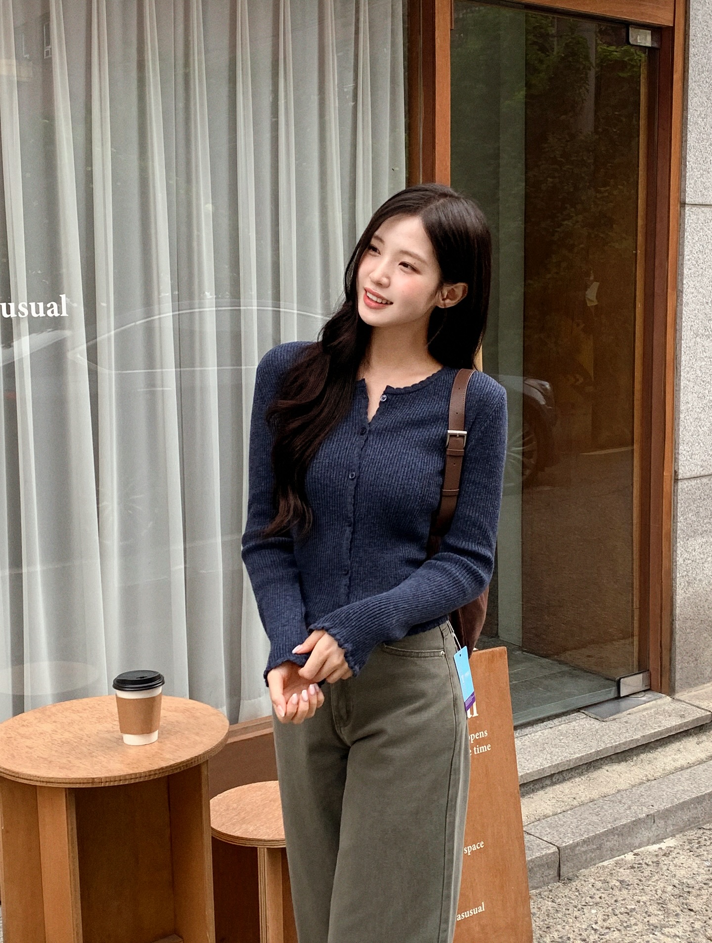 Thời tiết này là phải mặc áo cardigan với 5 cách mix sành điệu mọi hoàn cảnh- Ảnh 8.