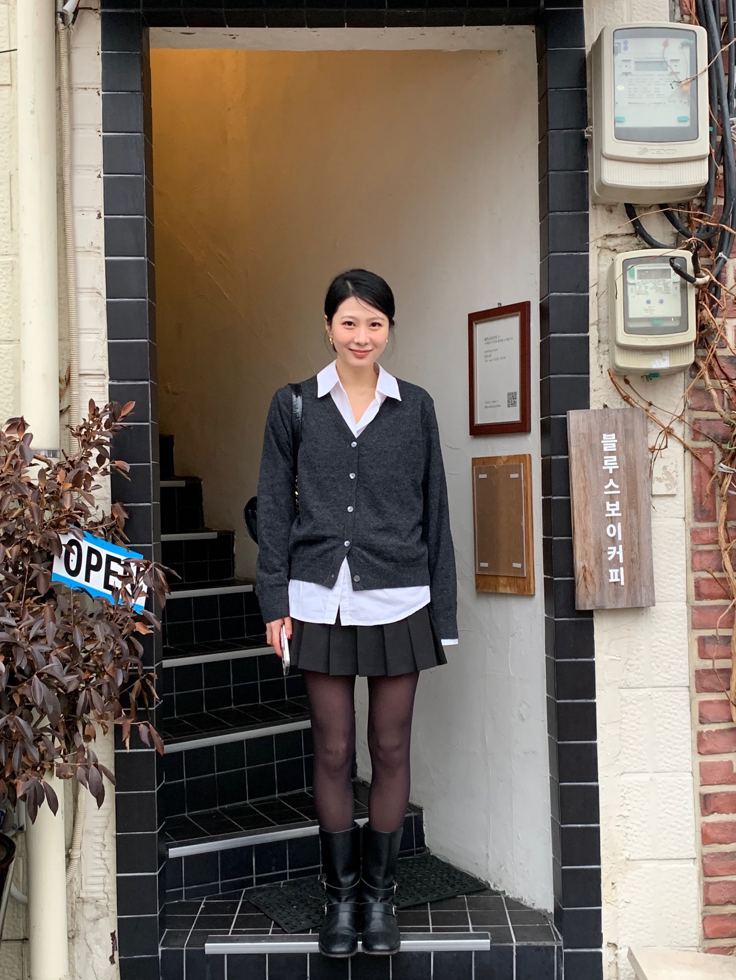 Thời tiết này là phải mặc áo cardigan với 5 cách mix sành điệu mọi hoàn cảnh- Ảnh 2.