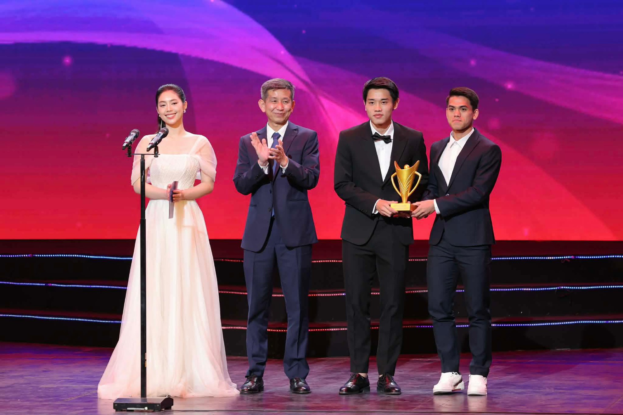 Ánh mắt của Đình Bắc viral, Á hậu Châu Anh vội livestream đính chính- Ảnh 10.