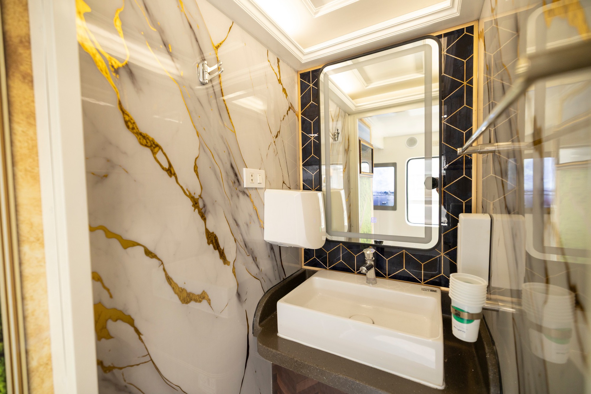 Chuyến tàu mới nhất của đường sắt Việt Nam: Mới chạy được 1 ngày, không gian trên tàu gây chú ý - Ảnh 11.