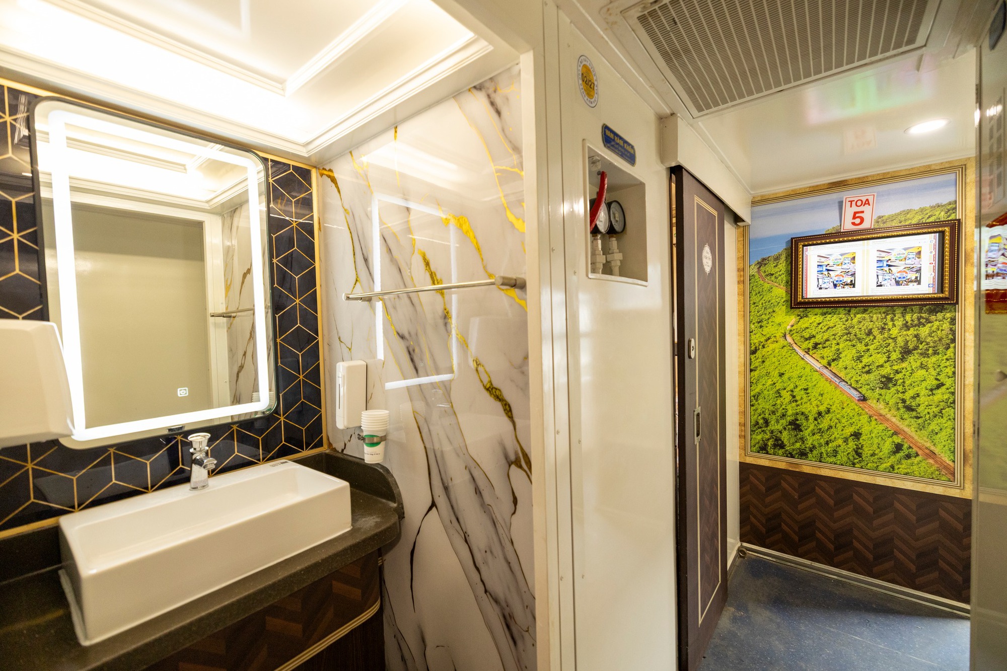 Chuyến tàu mới nhất của đường sắt Việt Nam: Mới chạy được 1 ngày, không gian trên tàu gây chú ý - Ảnh 8.