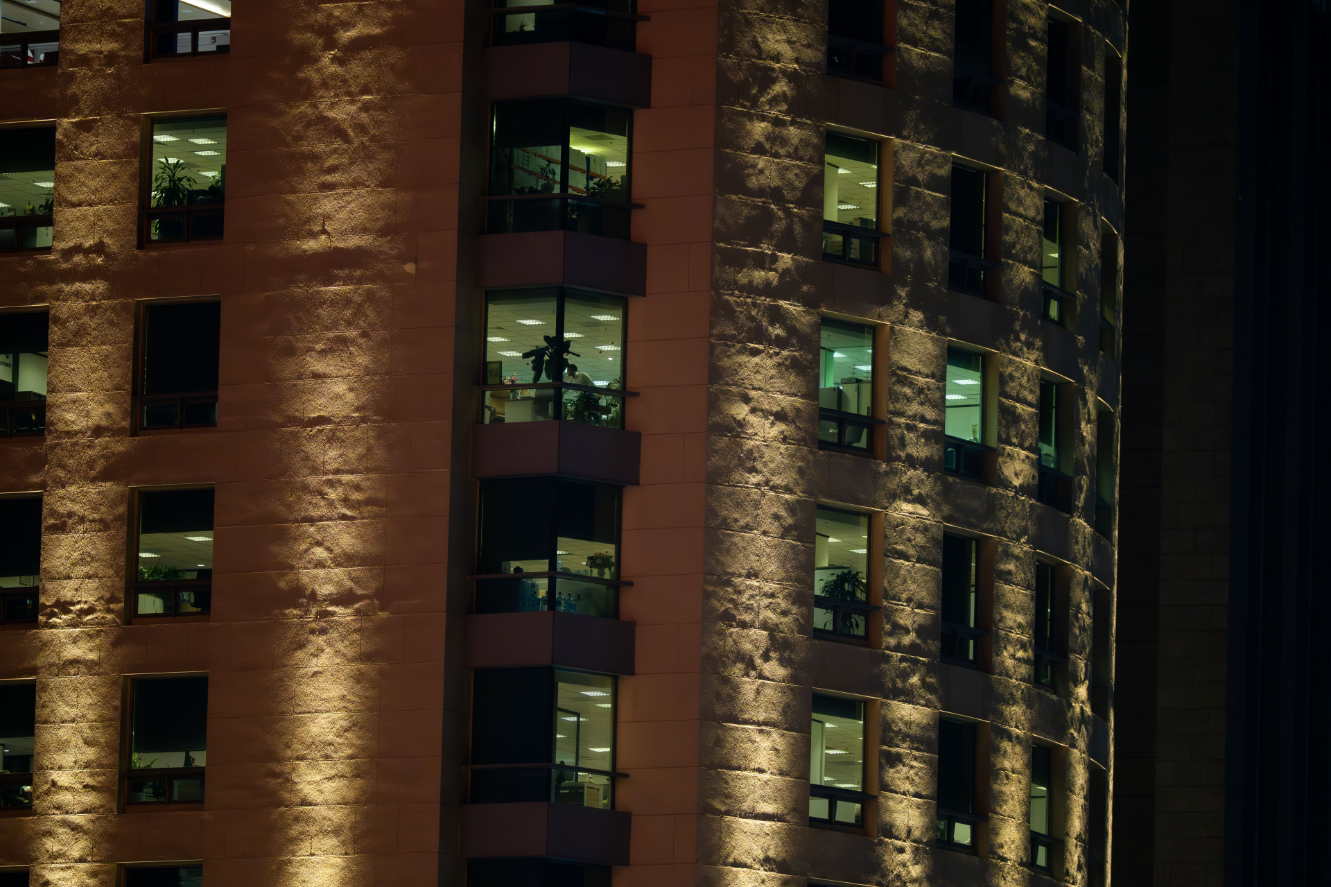 Chùm ảnh, clip: 10 giờ đêm, các toà nhà văn phòng ở Hà Nội vẫn sáng đèn, nhân viên tăng ca đến 0 giờ- Ảnh 8.