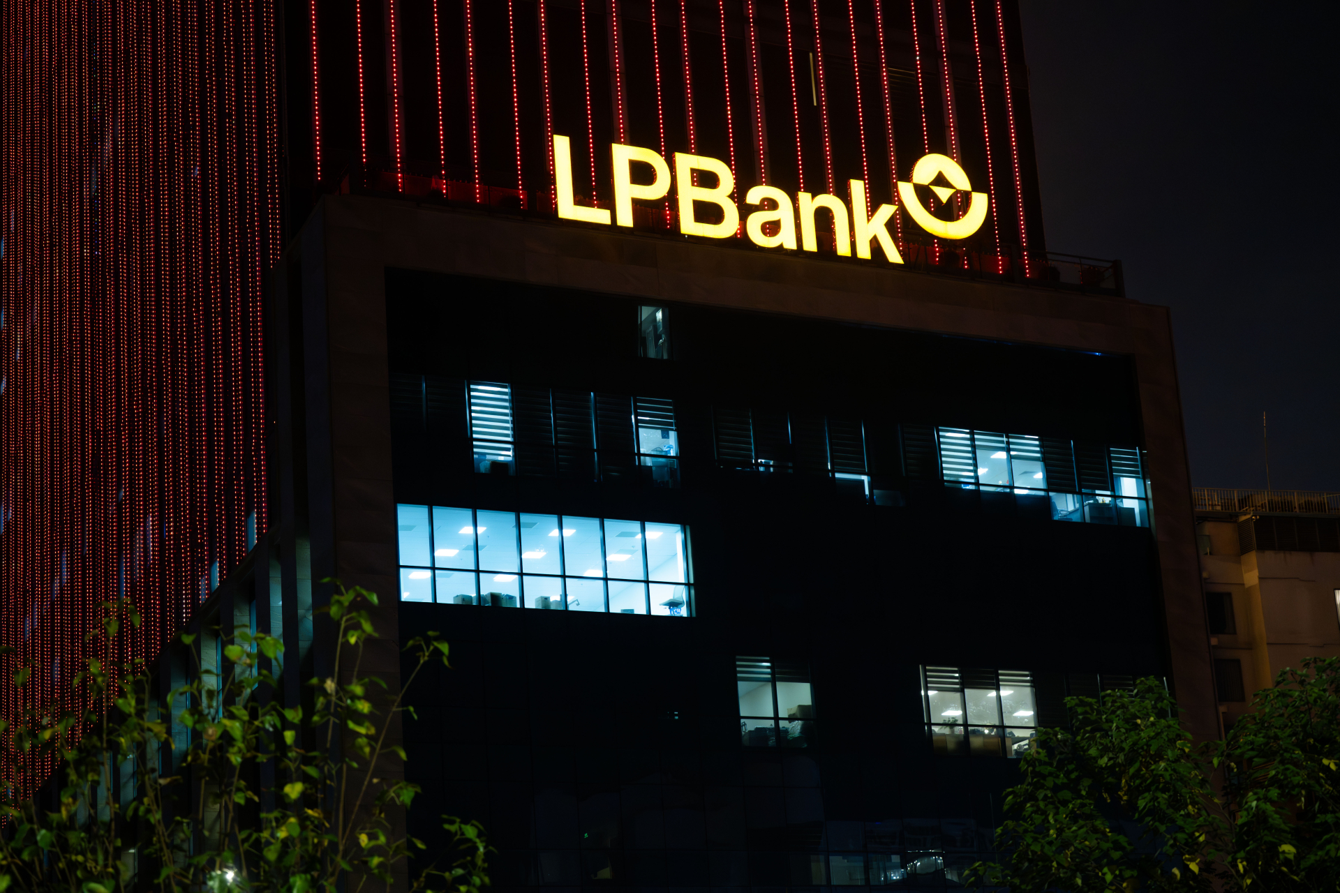 Chùm ảnh, clip: 10 giờ đêm, các toà nhà văn phòng ở Hà Nội vẫn sáng đèn, nhân viên tăng ca đến 0 giờ- Ảnh 2.