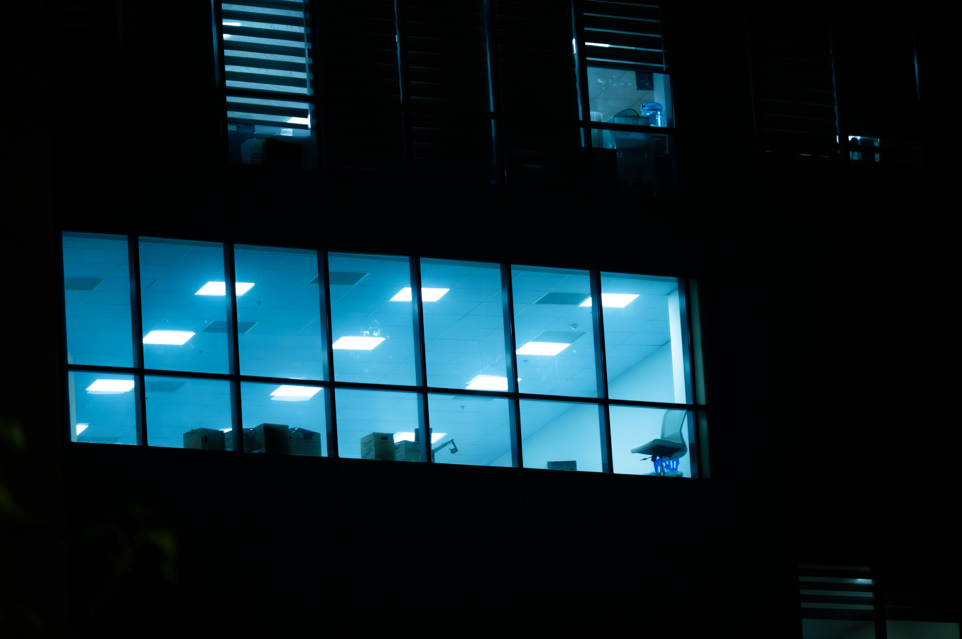 Chùm ảnh, clip: 10 giờ đêm, các toà nhà văn phòng ở Hà Nội vẫn sáng đèn, nhân viên tăng ca đến 0 giờ- Ảnh 13.