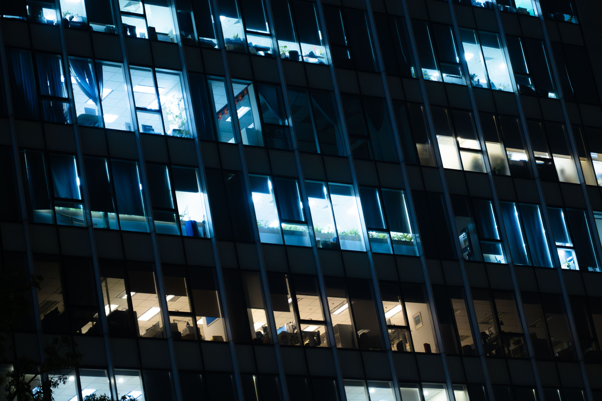 Chùm ảnh, clip: 10 giờ đêm, các toà nhà văn phòng ở Hà Nội vẫn sáng đèn, nhân viên tăng ca đến 0 giờ- Ảnh 7.