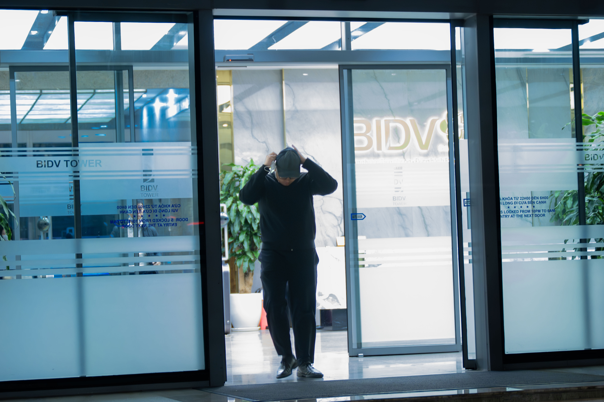 Chùm ảnh, clip: 10 giờ đêm, các toà nhà văn phòng ở Hà Nội vẫn sáng đèn, nhân viên tăng ca đến 0 giờ- Ảnh 10.