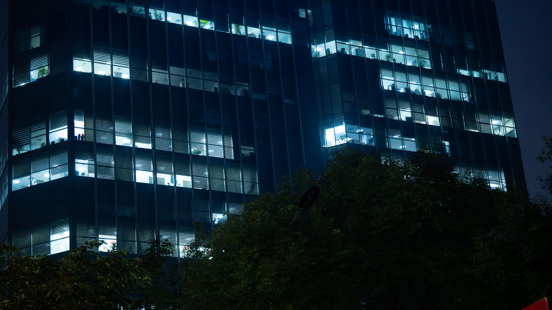 Chùm ảnh, clip: 10 giờ đêm, các toà nhà văn phòng ở Hà Nội vẫn sáng đèn, nhân viên tăng ca đến 0 giờ- Ảnh 12.