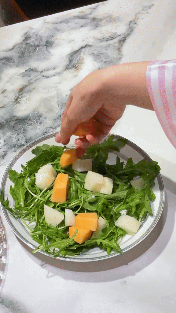 Đỗ Hà bị Viết Vương giật spotlight, đu trend làm salad nhưng dân mạng chỉ chú ý đến điều này- Ảnh 2. Đỗ Hà bị Viết Vương giật spotlight, đu trend làm salad nhưng dân mạng chỉ chú ý đến điều này- Ảnh 2.