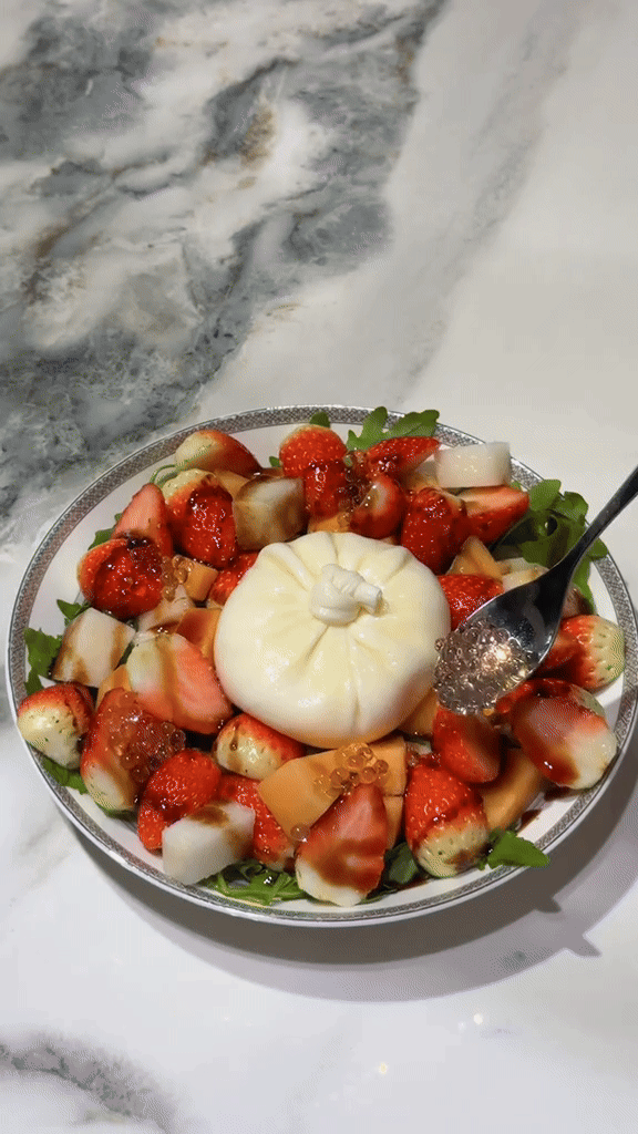 Đỗ Hà bị Viết Vương giật spotlight, đu trend làm salad nhưng dân mạng chỉ chú ý đến điều này- Ảnh 3. Đỗ Hà bị Viết Vương giật spotlight, đu trend làm salad nhưng dân mạng chỉ chú ý đến điều này- Ảnh 3.