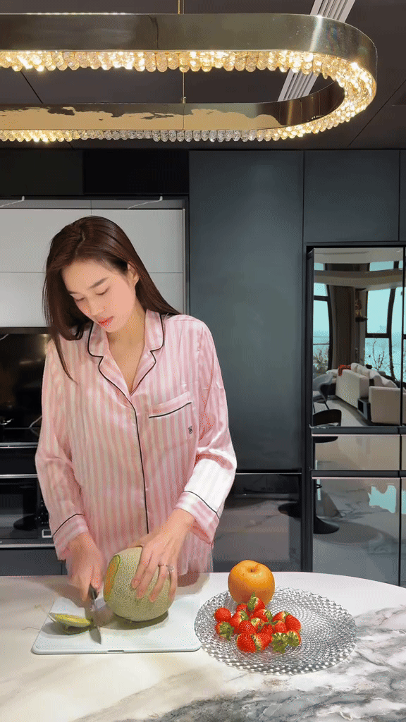 Đỗ Hà bị Viết Vương giật spotlight, đu trend làm salad nhưng dân mạng chỉ chú ý đến điều này- Ảnh 1. Đỗ Hà bị Viết Vương giật spotlight, đu trend làm salad nhưng dân mạng chỉ chú ý đến điều này- Ảnh 1.