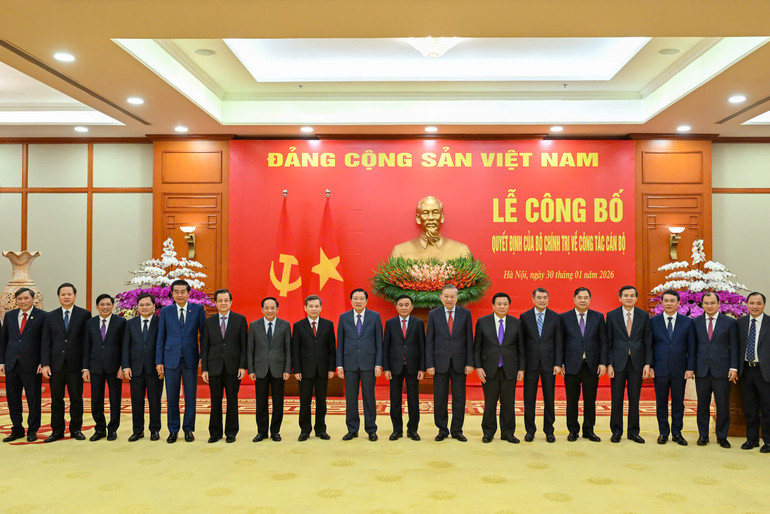 Tổng Bí thư Tô Lâm trao các quyết định của Bộ Chính trị về công tác cán bộ- Ảnh 7.