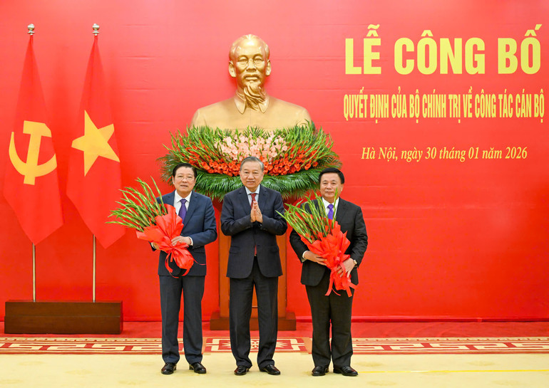 Tổng Bí thư Tô Lâm trao các quyết định của Bộ Chính trị về công tác cán bộ- Ảnh 4.