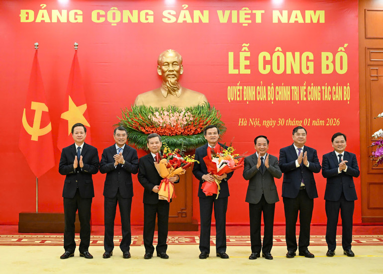 Tổng Bí thư Tô Lâm trao các quyết định của Bộ Chính trị về công tác cán bộ- Ảnh 2.