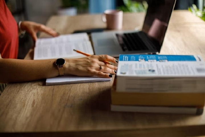 Nghề biên dịch chật vật trước 'cơn bão' AI- Ảnh 1.