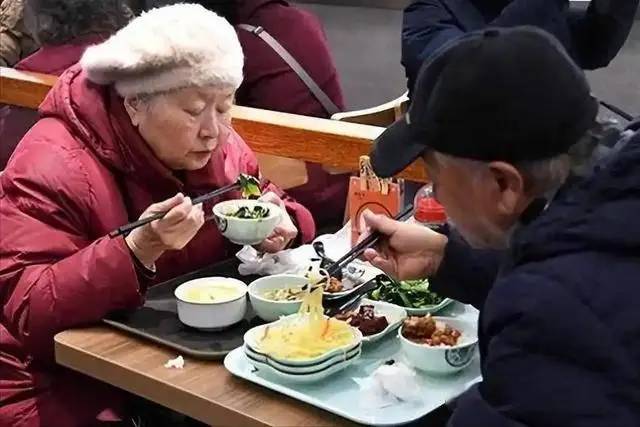 Trứng đứng thứ 5 trong số các loại thực phẩm giàu protein phù hợp nhất cho người cao tuổi, đứng đầu là "món" mà hầu hết mọi người không nghĩ tới- Ảnh 1.