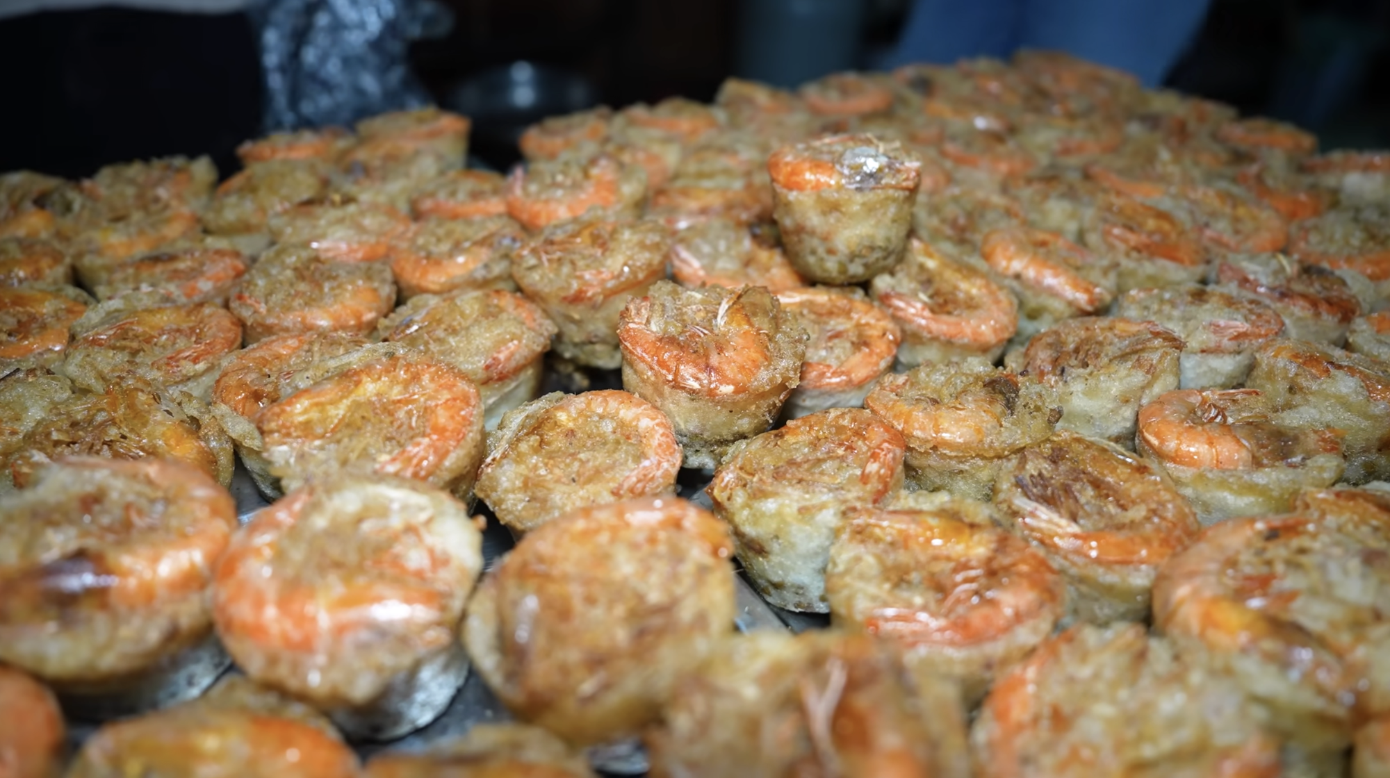 Chen chúc mua 1.000 cái bánh cống bất chấp chảo dầu đen kịt, thực khách vừa ăn ngon vừa nơm nớp lo cho sức khỏe- Ảnh 2. Chen chúc mua 1.000 cái bánh cống bất chấp chảo dầu đen kịt, thực khách vừa ăn ngon vừa nơm nớp lo cho sức khỏe- Ảnh 2.