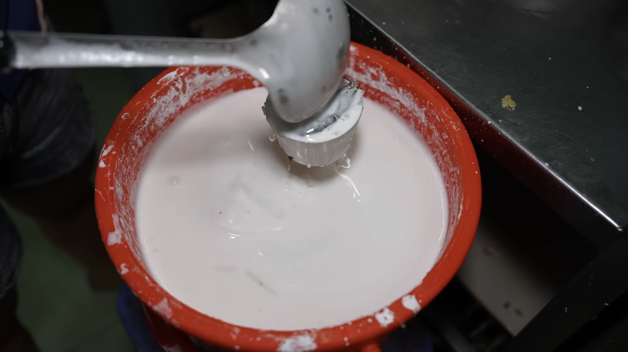 Chen chúc mua 1.000 cái bánh cống bất chấp chảo dầu đen kịt, thực khách vừa ăn ngon vừa nơm nớp lo cho sức khỏe- Ảnh 4. Chen chúc mua 1.000 cái bánh cống bất chấp chảo dầu đen kịt, thực khách vừa ăn ngon vừa nơm nớp lo cho sức khỏe- Ảnh 4.