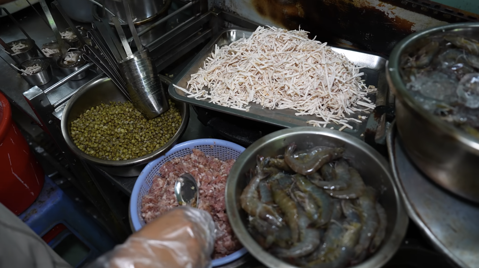 Chen chúc mua 1.000 cái bánh cống bất chấp chảo dầu đen kịt, thực khách vừa ăn ngon vừa nơm nớp lo cho sức khỏe- Ảnh 5. Chen chúc mua 1.000 cái bánh cống bất chấp chảo dầu đen kịt, thực khách vừa ăn ngon vừa nơm nớp lo cho sức khỏe- Ảnh 5.