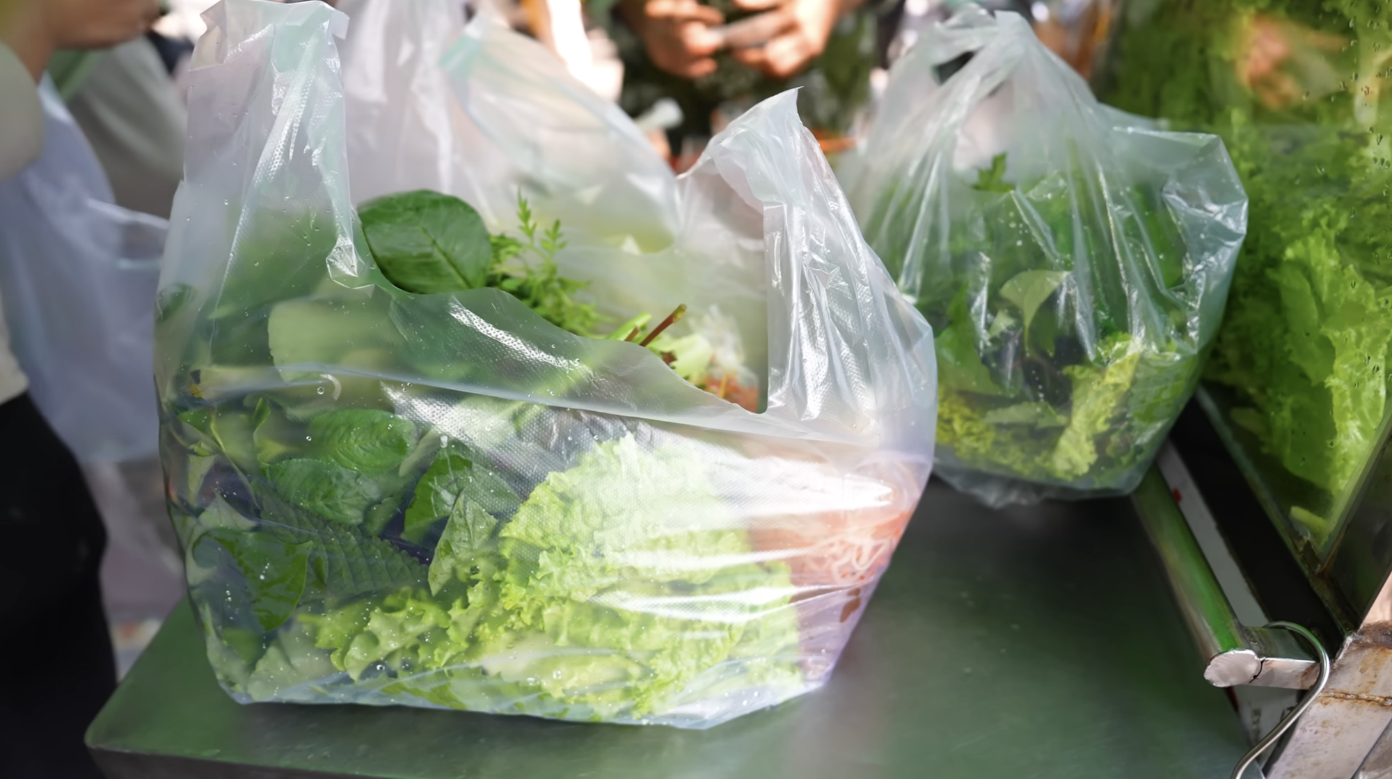 Chen chúc mua 1.000 cái bánh cống bất chấp chảo dầu đen kịt, thực khách vừa ăn ngon vừa nơm nớp lo cho sức khỏe- Ảnh 8. Chen chúc mua 1.000 cái bánh cống bất chấp chảo dầu đen kịt, thực khách vừa ăn ngon vừa nơm nớp lo cho sức khỏe- Ảnh 8.